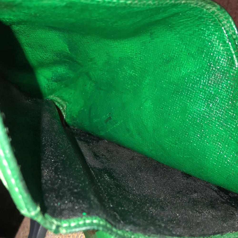 LOUIS VUITTON Green EPI Leather Kiss Lock Bifold Wallet MI1916
